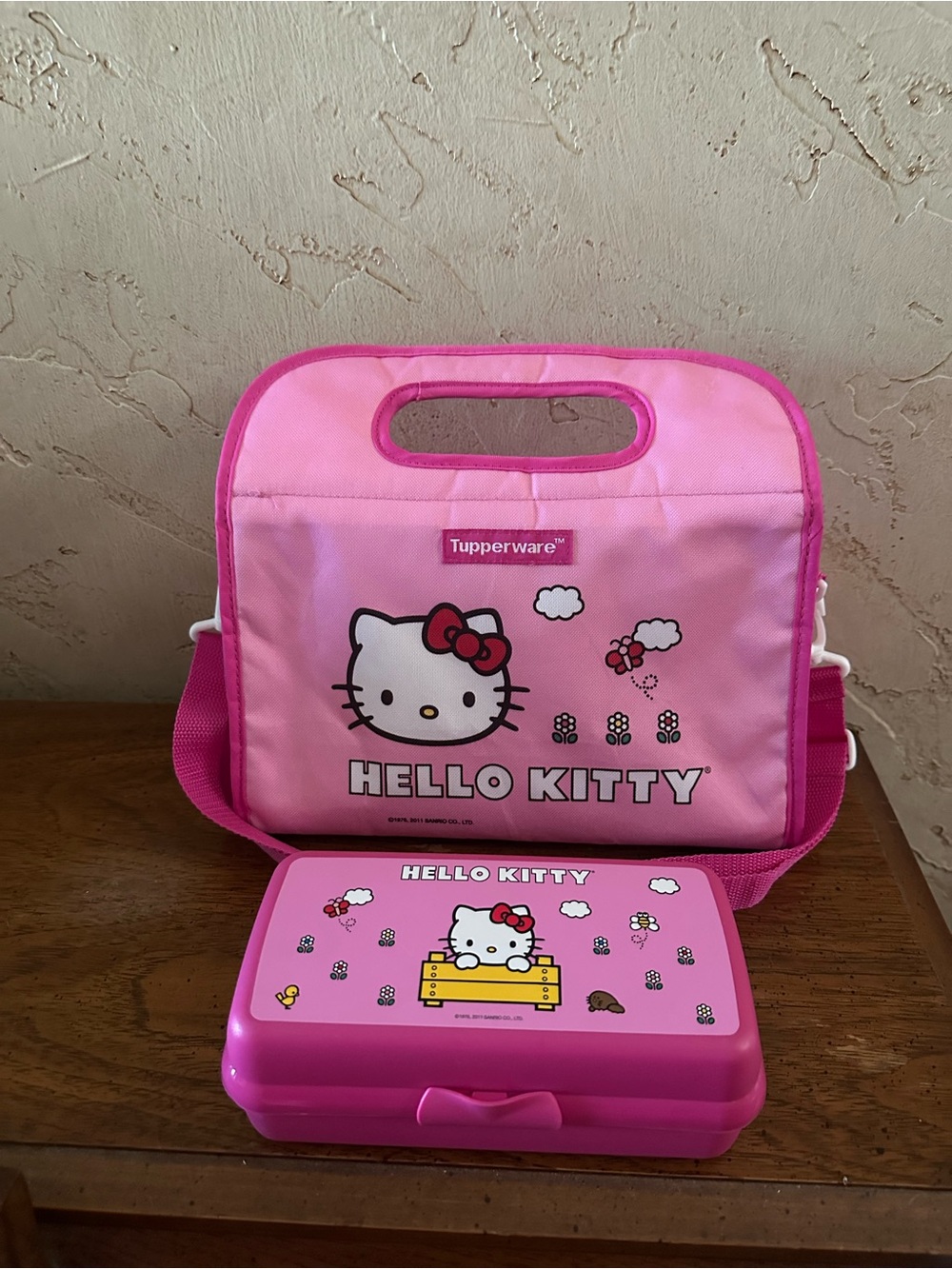 2011 Tupperware Hello Kitty Pink Insulated Lunch Bag & Pink Food Keeper Set EUC